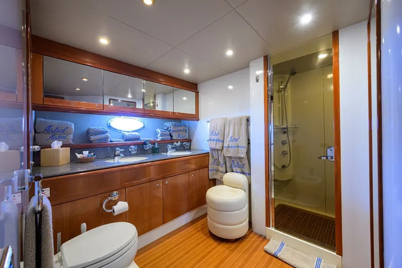 90ft Motor Yacht — photograph 27 of 44