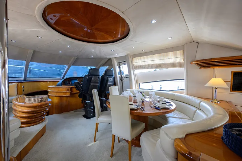 90ft Motor Yacht — photograph 22 of 44