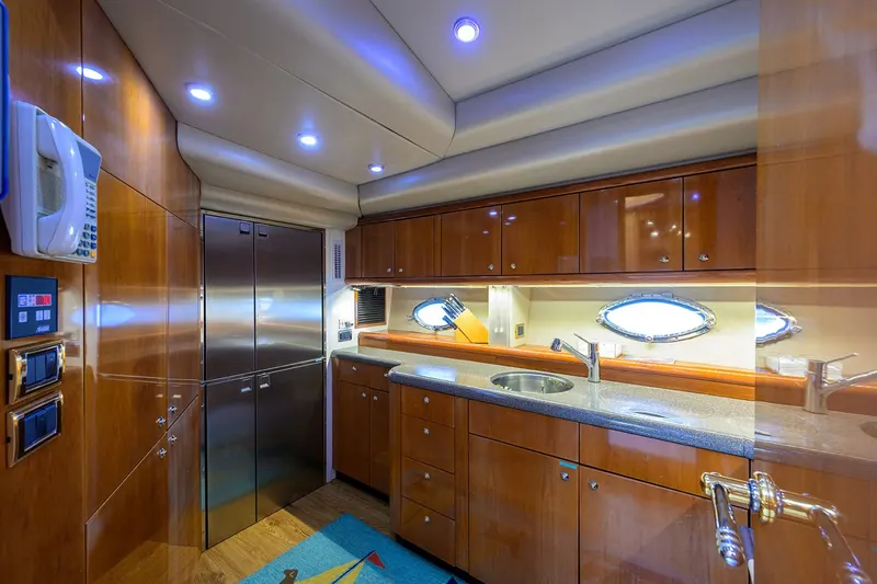 90ft Motor Yacht — photograph 43 of 44