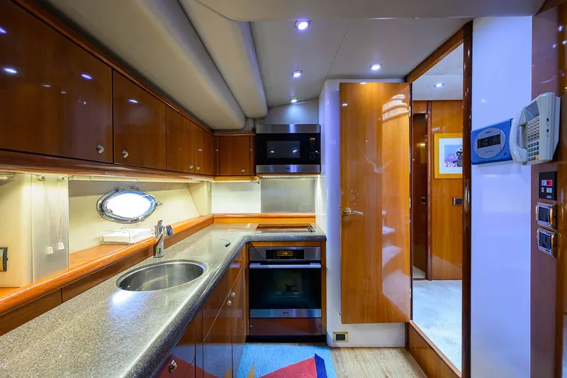 90ft Motor Yacht — photograph 33 of 44