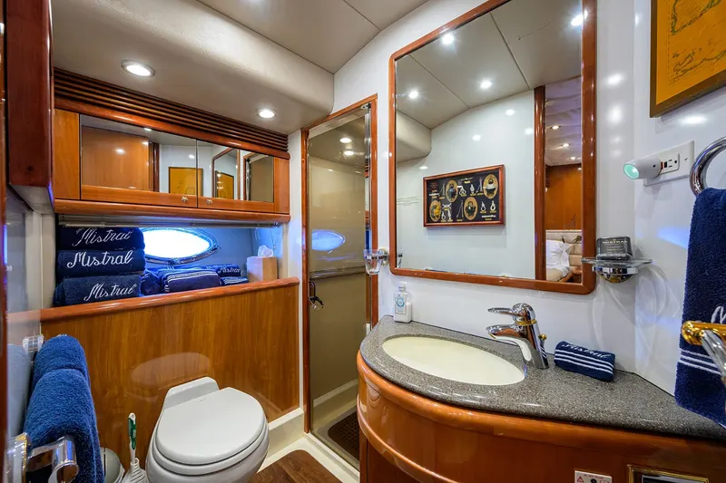 90ft Motor Yacht — photograph 41 of 44