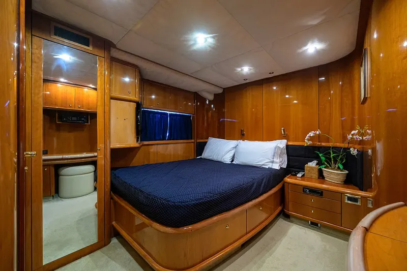 90ft Motor Yacht — photograph 24 of 44