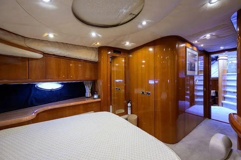 90ft Motor Yacht — photograph 25 of 44