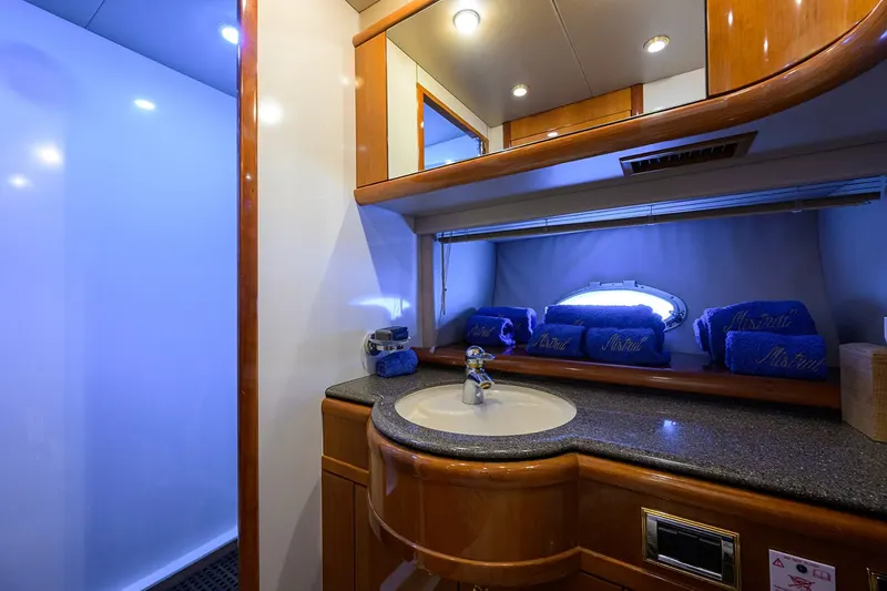 90ft Motor Yacht — photograph 26 of 44