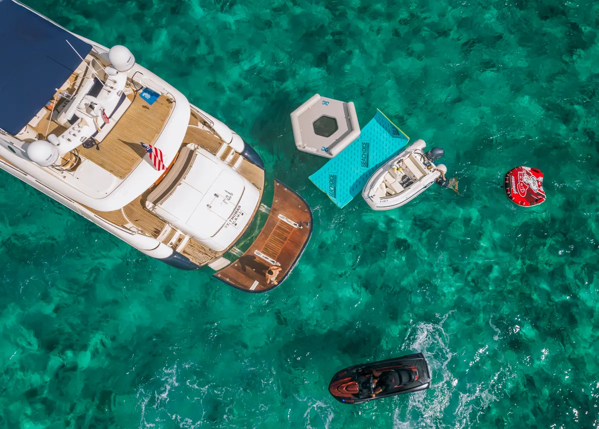 90ft Motor Yacht — photograph 32 of 44